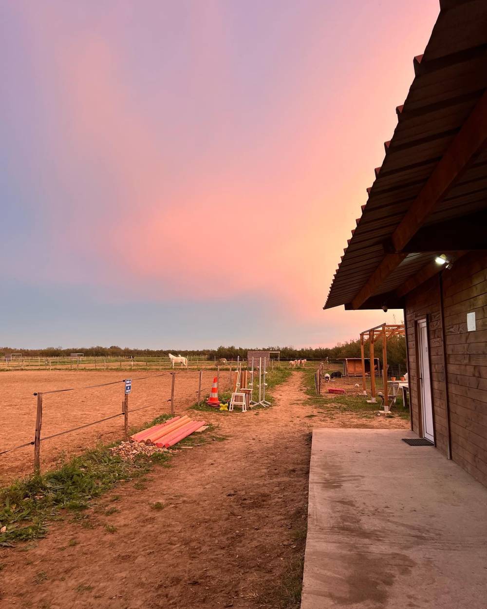 coucher de soleil sur les écuries